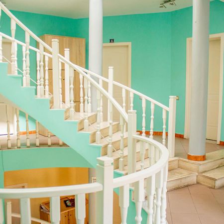 Хостел The Golden Rooster Тирана Экстерьер фото