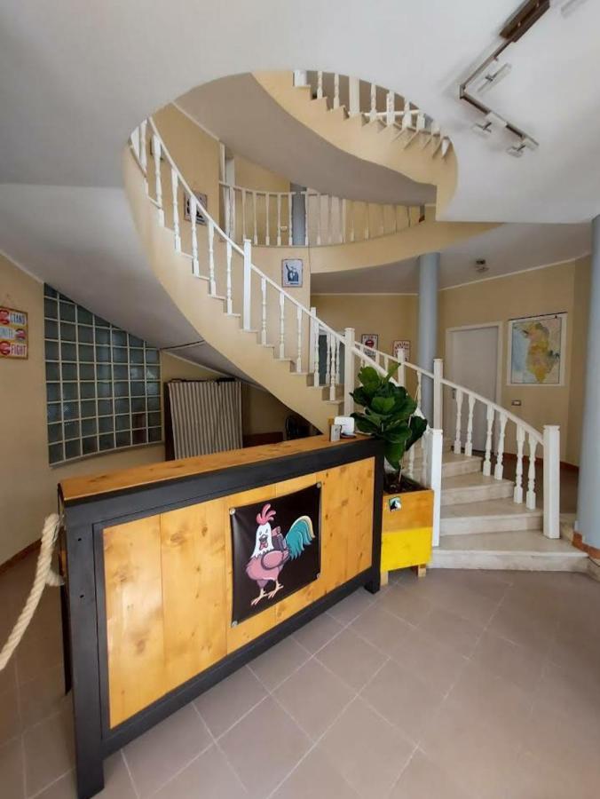 Хостел The Golden Rooster Тирана Экстерьер фото
