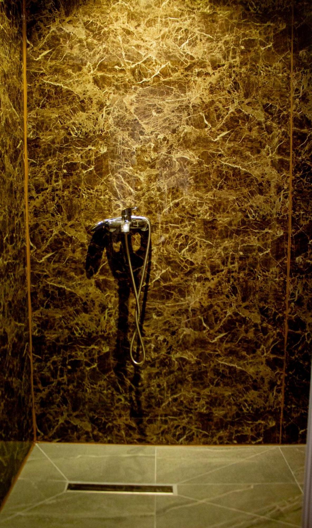 Хостел The Golden Rooster Тирана Экстерьер фото