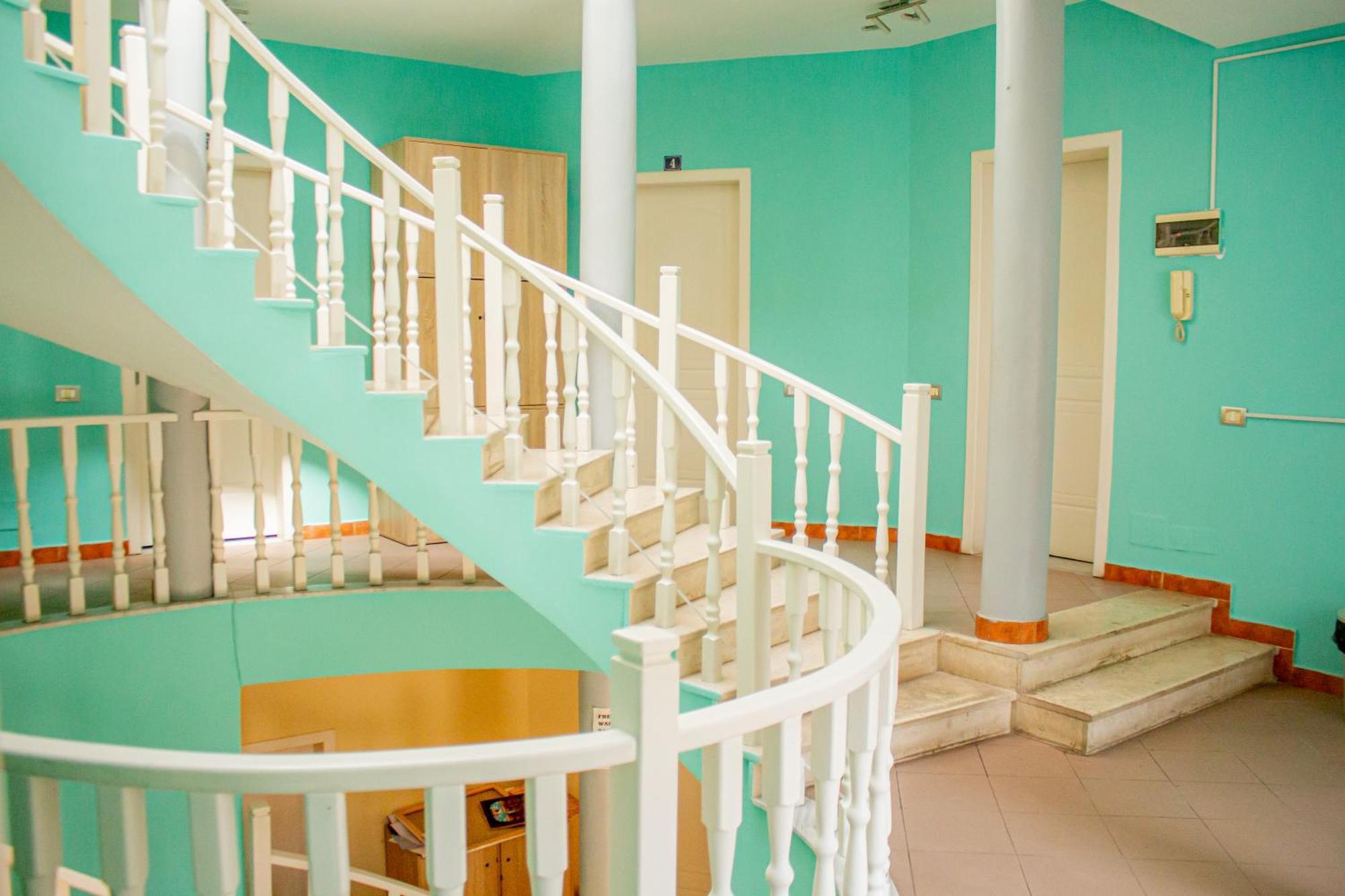 Хостел The Golden Rooster Тирана Экстерьер фото